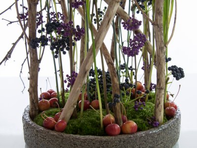 Herfstbloemwerk met Dianthus en snijheesters